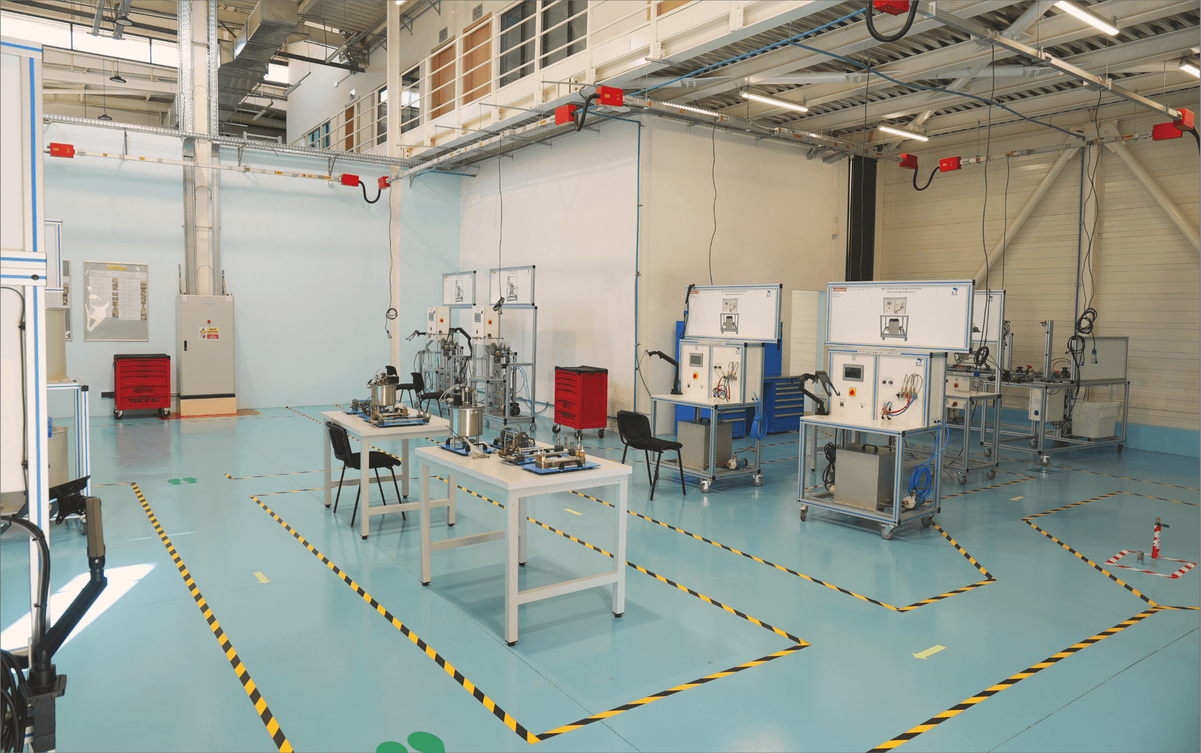 Laboratoire technique moderne avec équipements industriels